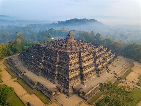 The Sailendra Dynasty's Construction of Borobudur Temple: A Monumental Buddhist Pilgrimage Site and a Glimpse into 9th-Century Indonesian Civilization